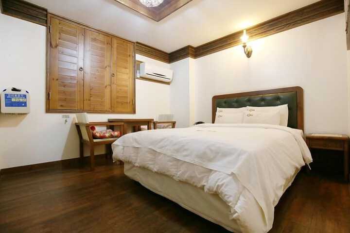 Room 7 of 14