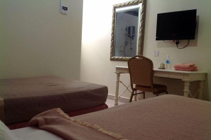 Room 14 of 32