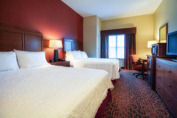 2 Queen Beds (2 of 5)