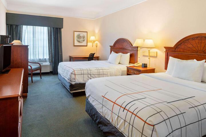 2 Queen Beds (2 of 9)
