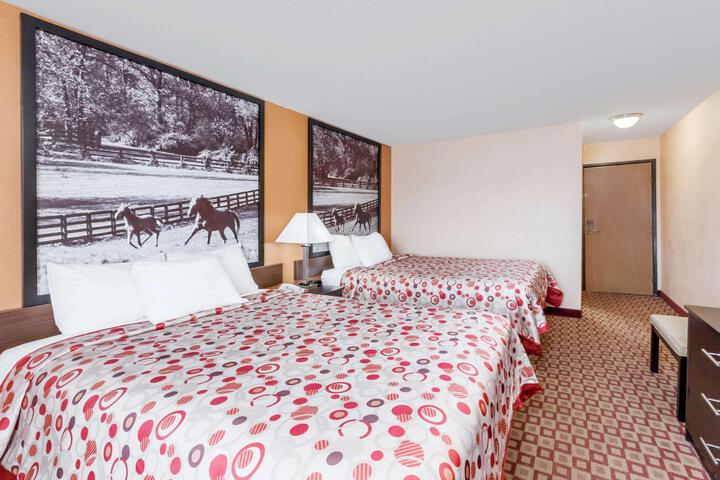 1 Queen Bed (2 of 8)