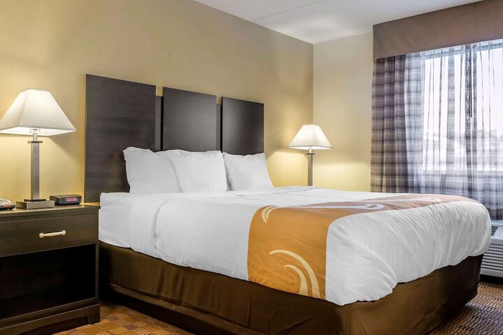 1 Queen Bed (6 of 17)