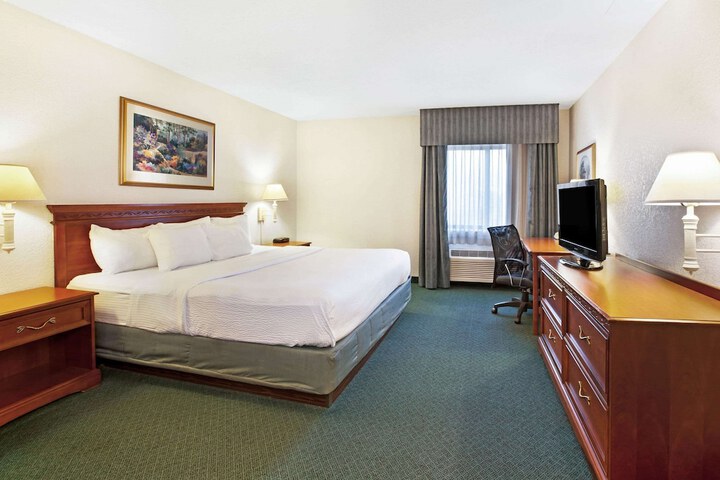 1 King Bed (7 of 16)