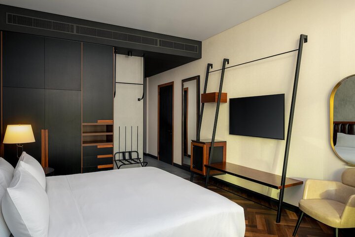 Room 33 of 103