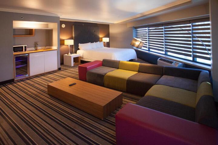 Premier King Bed (3 of 5)