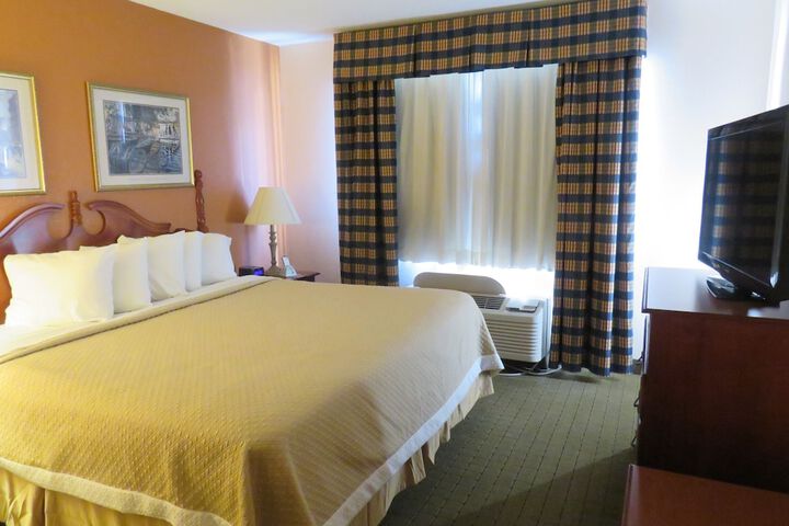 1 King Bed (4 of 13)
