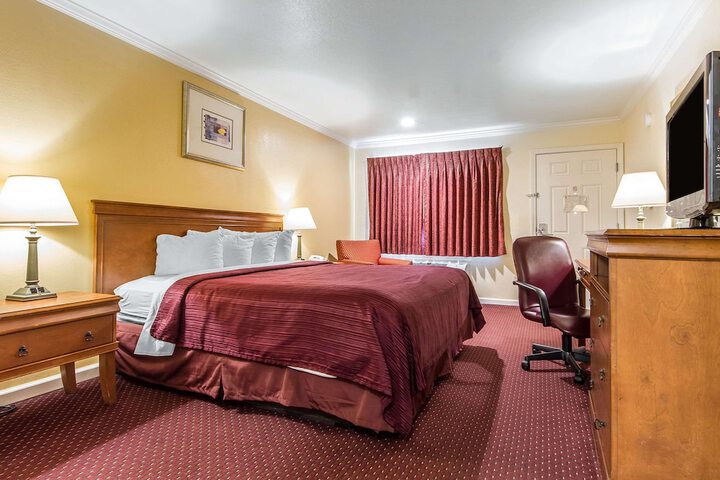 1 King Bed Accessible (16 of 16)