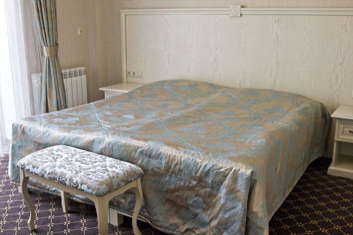 Room 8 of 42