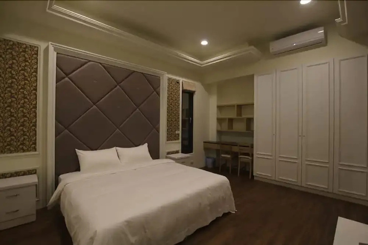 Room 4 of 9