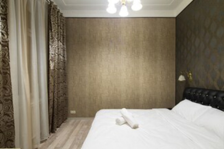 Room 4 of 10