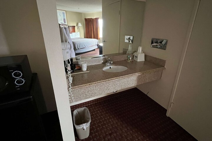 1 King Bed (1 of 18)