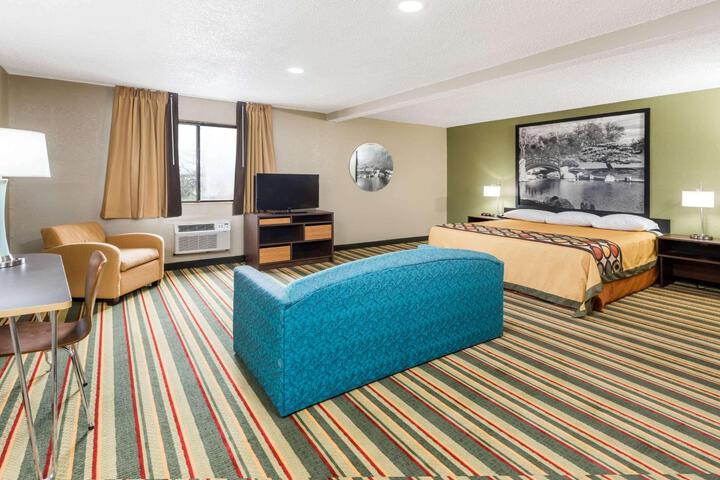 1 King Bed (4 of 11)
