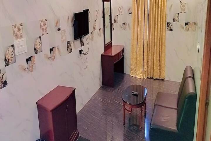 Room 6 of 8