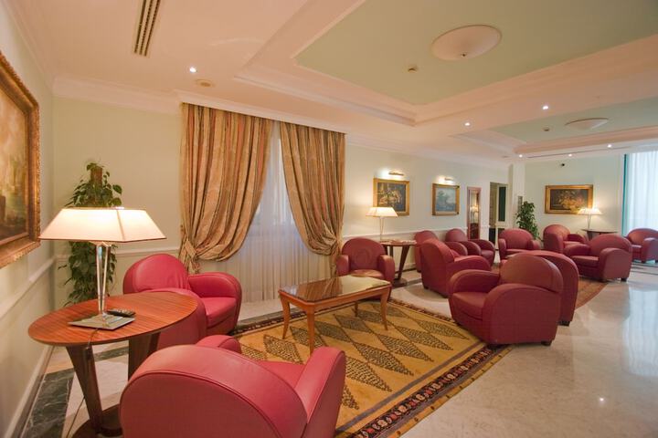 Lounge 39 of 53