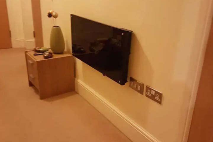 Room 6 of 17