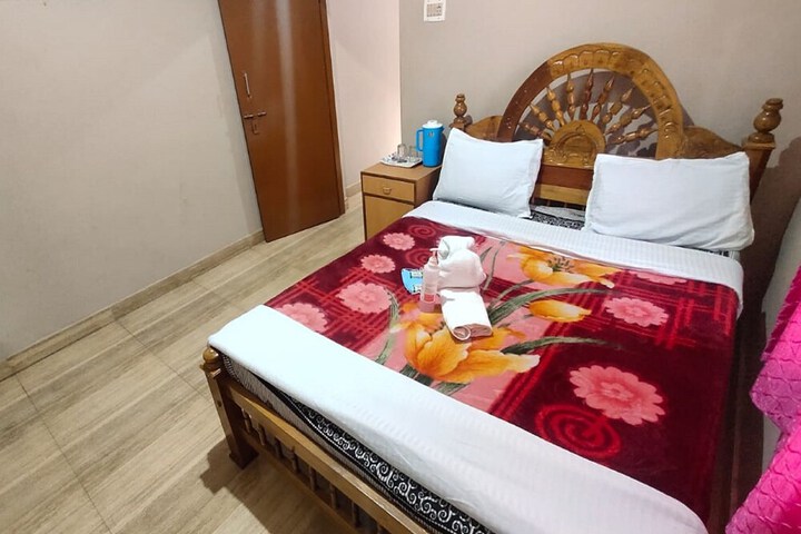 Room 6 of 16