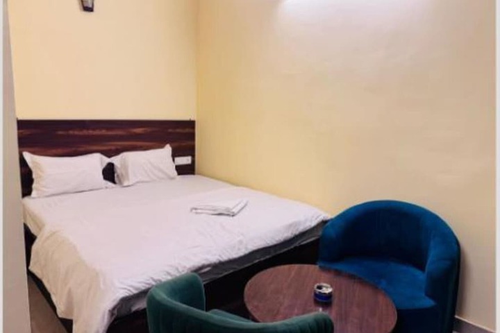 Room 10 of 16