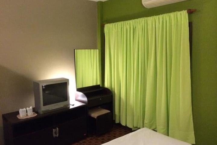 Room 6 of 12