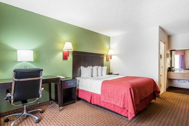 1 Queen Bed (1 of 10)