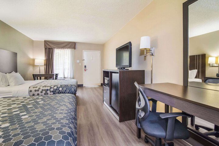 1 Queen Bed (15 of 15)