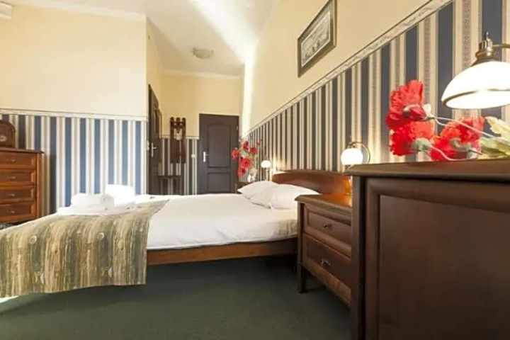 Room 4 of 9