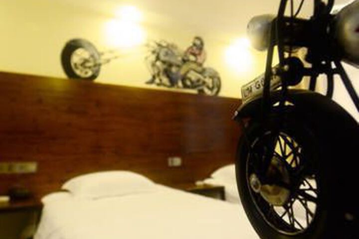 Room 4 of 12
