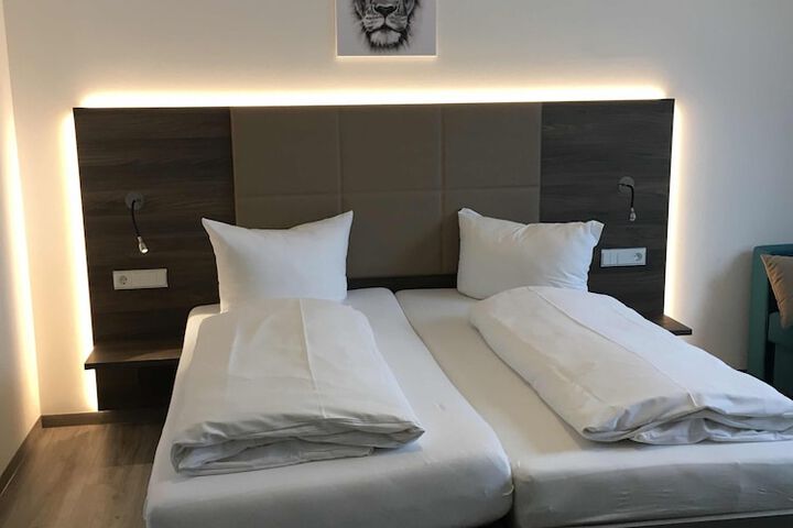 Room 12 of 40