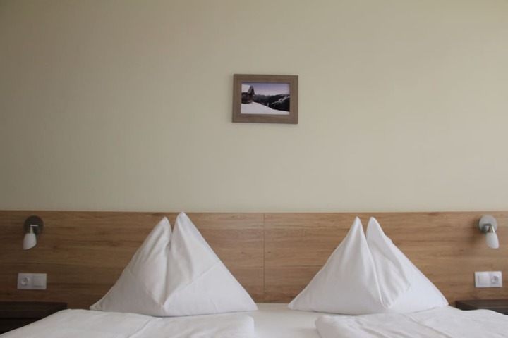 Room 6 of 141