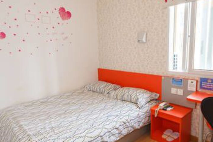 Room 6 of 8