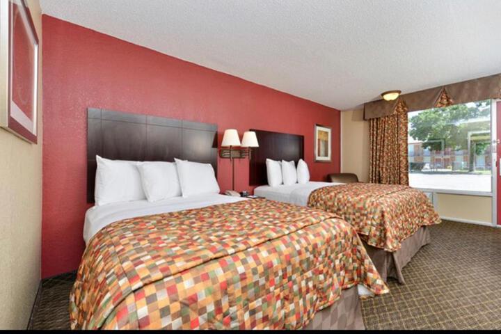 2 Queen Beds