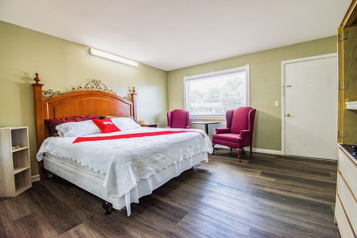 1 King Bed (1 of 10)