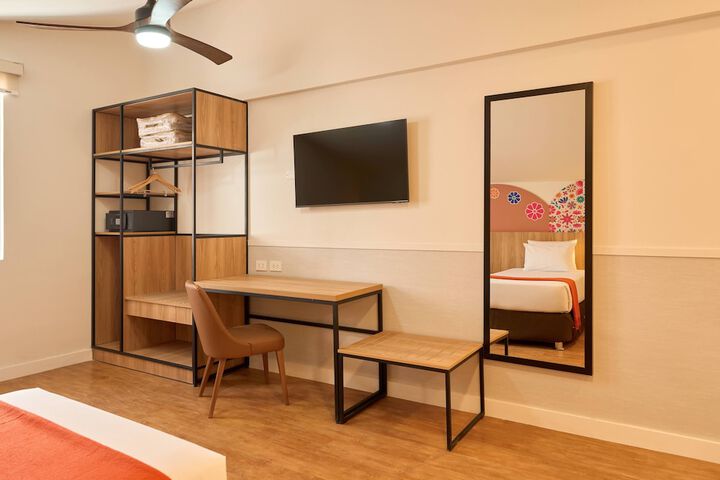 Room 8 of 84