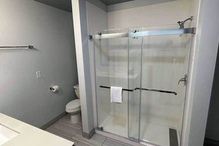 1 King Accessible Comm Assist Roll in Shower Microwave, Refrigerator Full Breakfast (6 of 6)