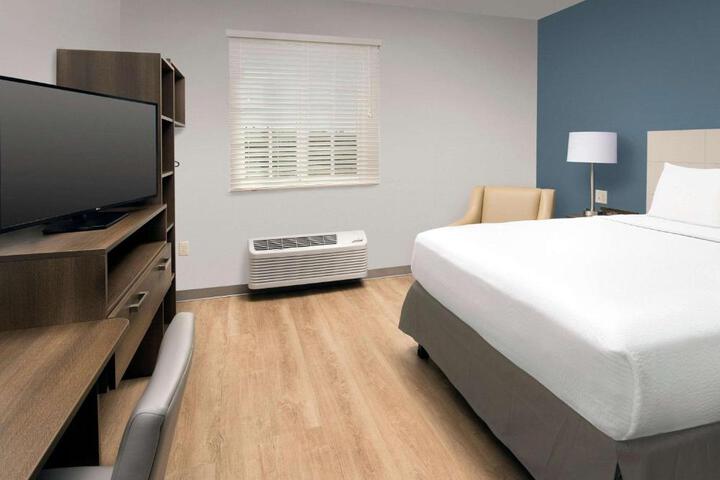 1 Queen Bed (8 of 16)