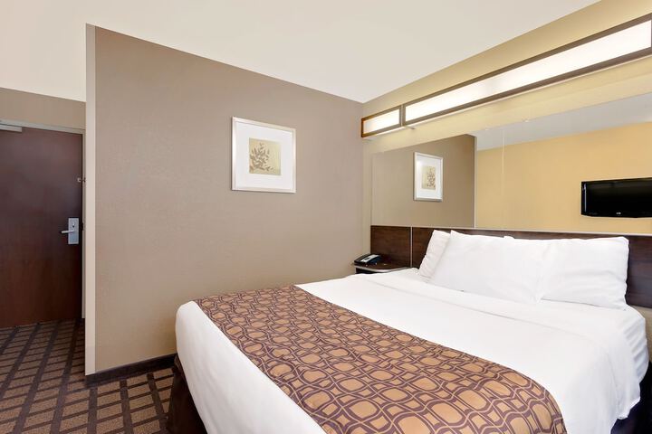 1 Queen Bed Accessible Room (6 of 26)