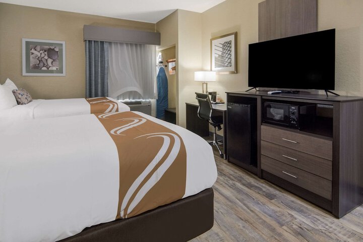 1 Queen Bed Accessible (4 of 26)