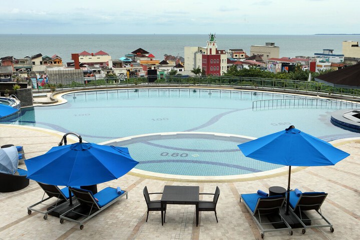 Hotel Pool