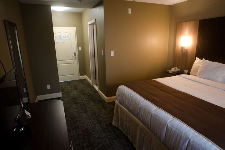 Deluxe King Bed (6 of 7)