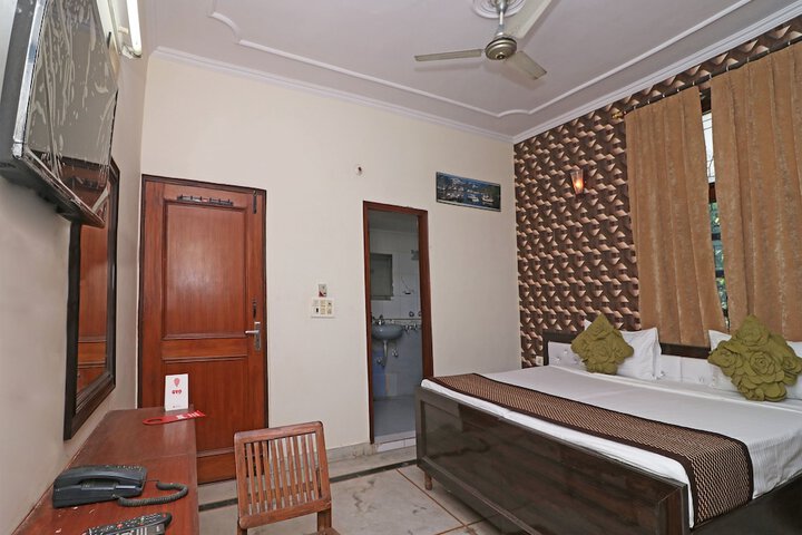 Room 11 of 25