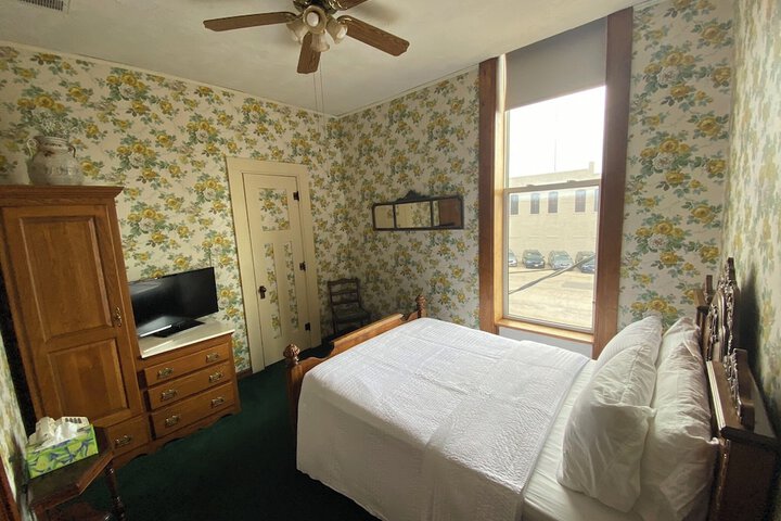 Basic Room 1 Double Bed Bathtub (2 of 10)