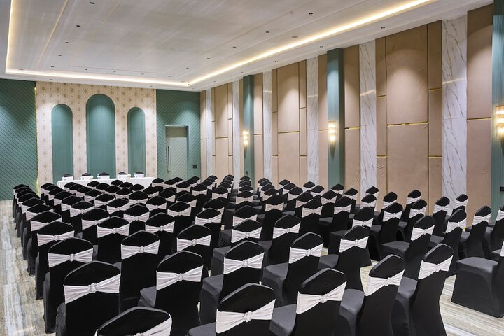 Ballroom/Hall 34 of 46