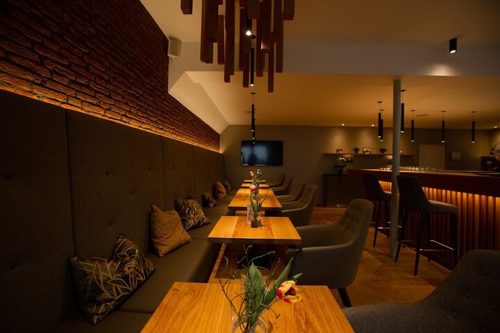 Lounge 29 of 40