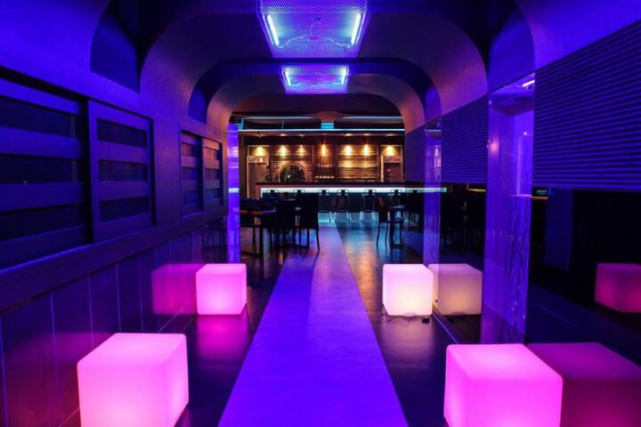Lounge 33 of 37