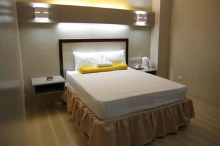 Room 6 of 8