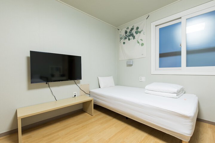 Room 8 of 68