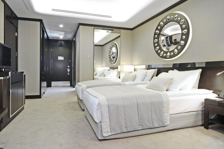 Room 12 of 102