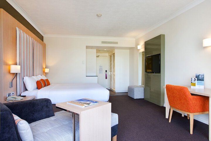 Room 5 of 100