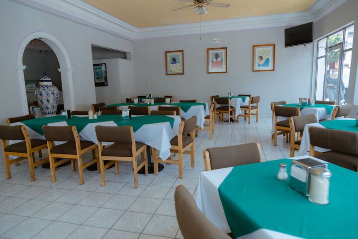 Dining 34 of 45