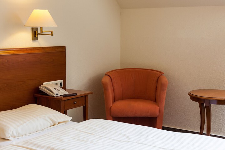Room 8 of 27