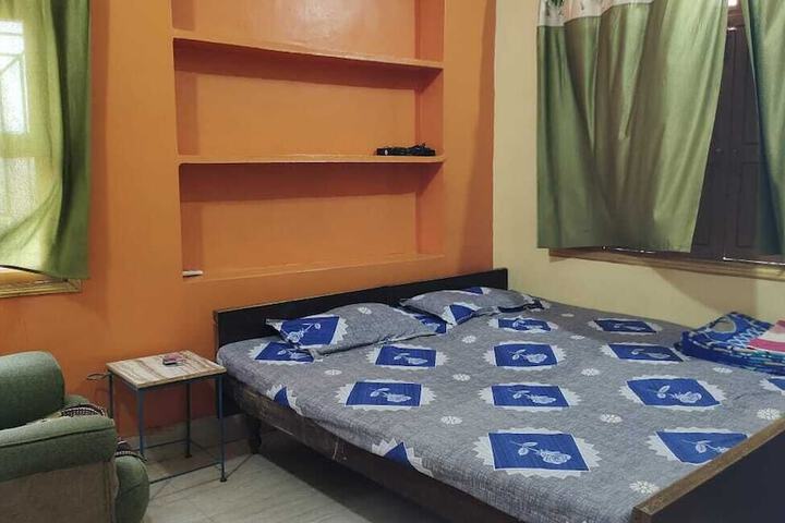 Room 7 of 12